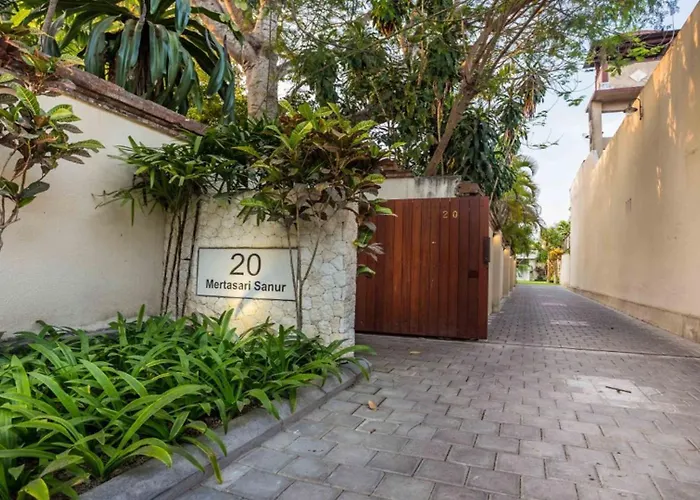 Villa La-bali Sanur, Spacious & Large, Private Pool, Pool Table, 5-minutes Walk To The Beach, Free Laundry, Private Cook, Massage, Daily Tour *