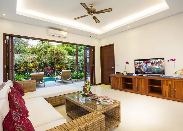 Villa La-bali Sanur, Spacious & Large, Private Pool, Pool Table, 5-minutes Walk To The Beach, Free Laundry, Private Cook, Massage, Daily Tour Sanur