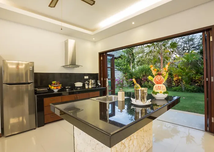 Villa La-bali Sanur, Spacious & Large, Private Pool, Pool Table, 5-minutes Walk To The Beach, Free Laundry, Private Cook, Massage, Daily Tour Sanur