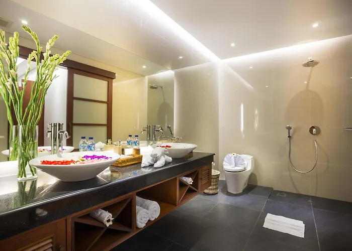 Villa La-bali Sanur, Spacious & Large, Private Pool, Pool Table, 5-minutes Walk To The Beach, Free Laundry, Private Cook, Massage, Daily Tour *
